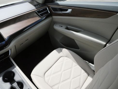 Certified 2025 Volkswagen Atlas SE AWD/4WD image 11