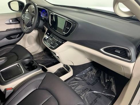 Used 2024 Chrysler Pacifica Touring-L FWD image 5
