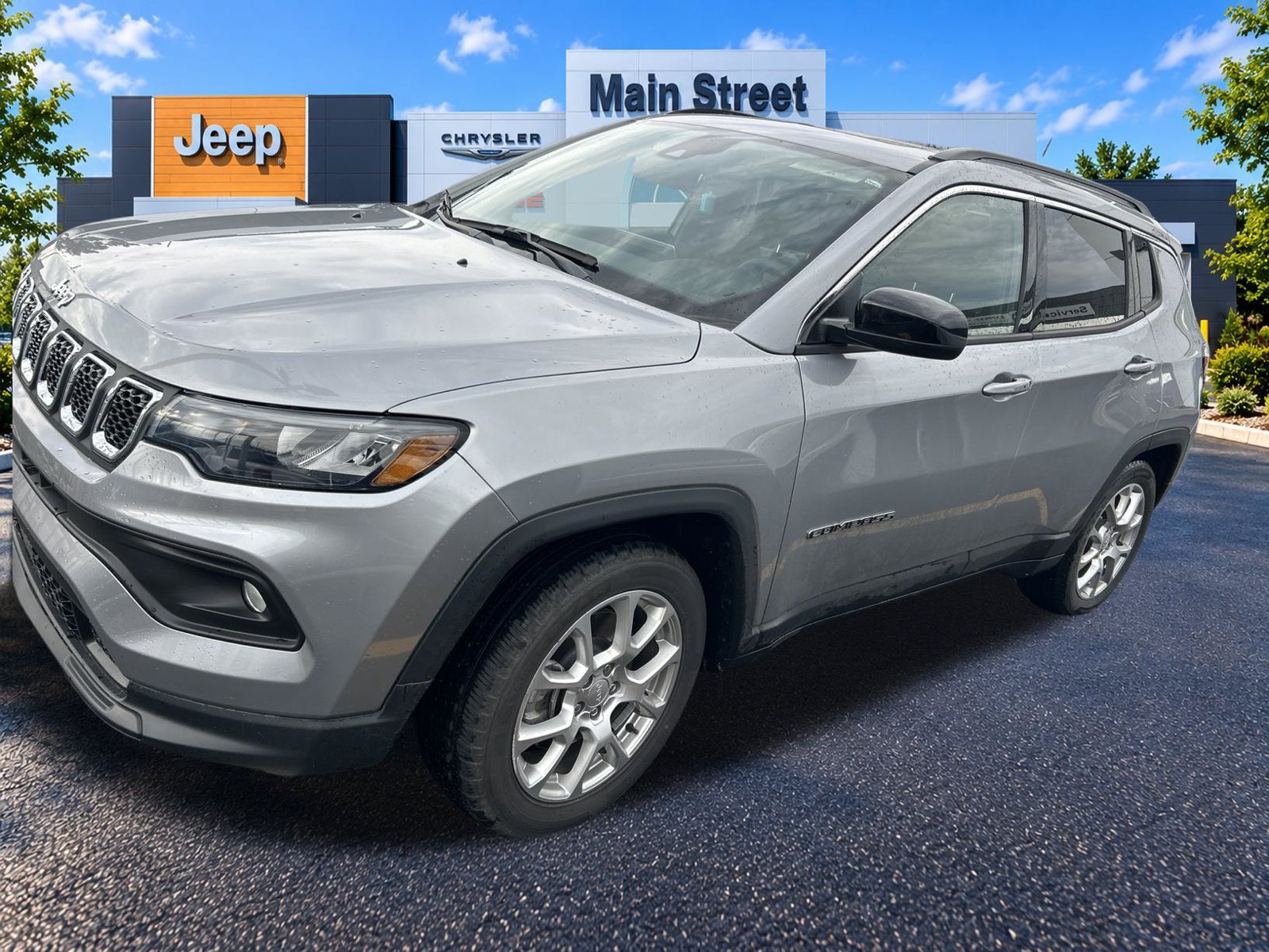 Used 2023 Jeep Compass Latitude w/ Sun and Sound Group AWD/4WD image 2