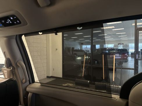 Used 2023 Chrysler Pacifica Touring-L image 15