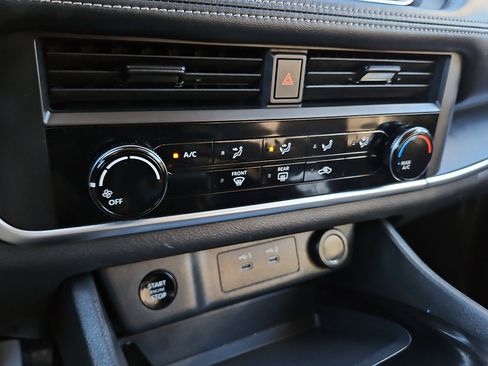 Used 2024 Nissan Rogue S image 15