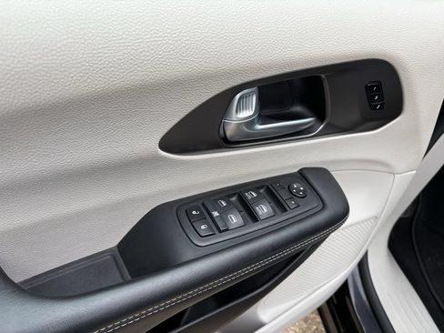 Used 2024 Chrysler Pacifica Touring-L FWD image 10