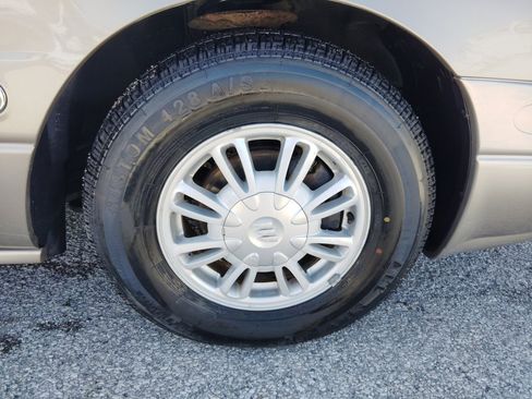 Used 2002 Buick Le Sabre Custom image 9