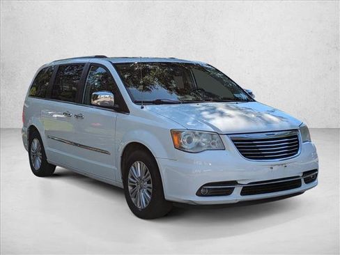 Used 2013 Chrysler Town & Country Limited w/ Luxury Group FWD image 3