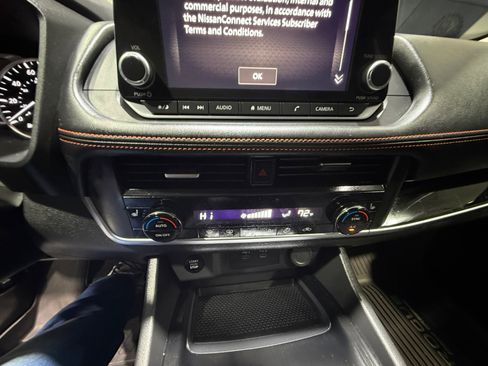 Used 2025 Nissan Rogue SV image 31