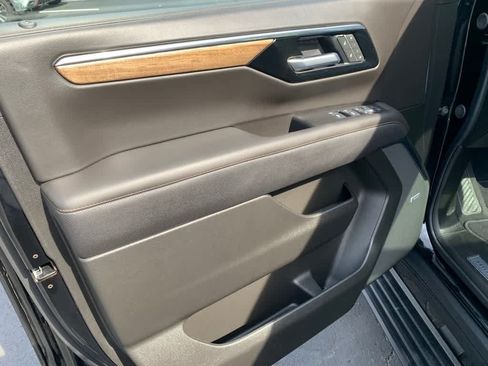 Used 2025 Chevrolet Tahoe High Country AWD/4WD image 19