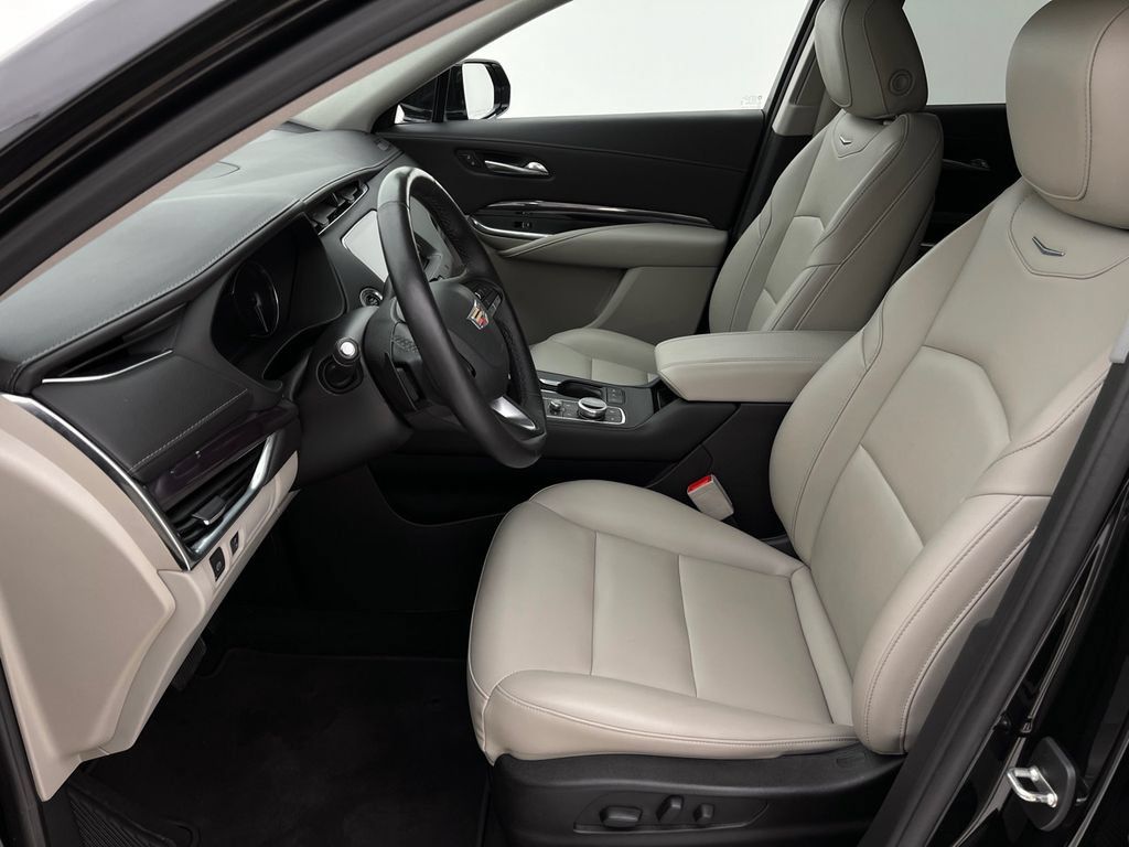 Used 2021 Cadillac XT4 Luxury w/ Cold Weather Package AWD/4WD image 11