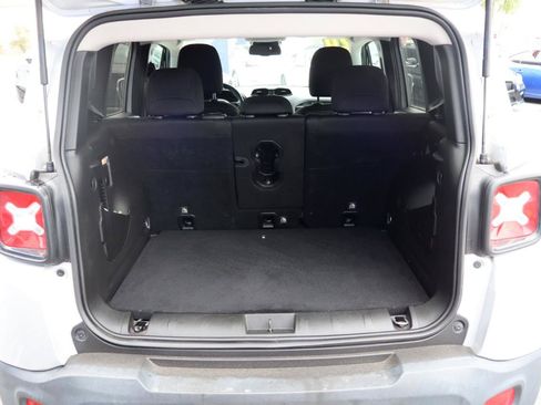 Used 2020 Jeep Renegade Altitude w/ UConnect 8.4 Nav Group FWD image 10