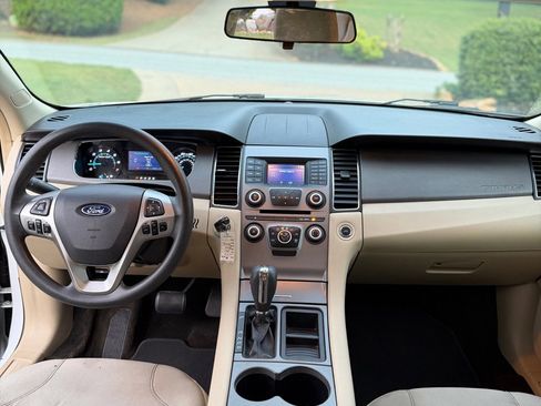 Used 2015 Ford Taurus SE FWD image 11