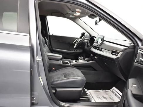 Used 2024 Mitsubishi Outlander FWD image 17