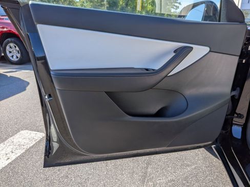 Used 2022 Tesla Model Y Long Range AWD/4WD image 12