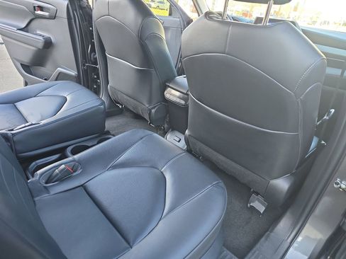 Used 2023 Toyota Highlander XLE image 17