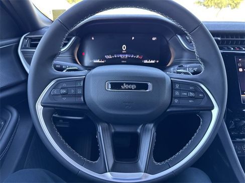 Used 2025 Jeep Grand Cherokee Laredo X image 15