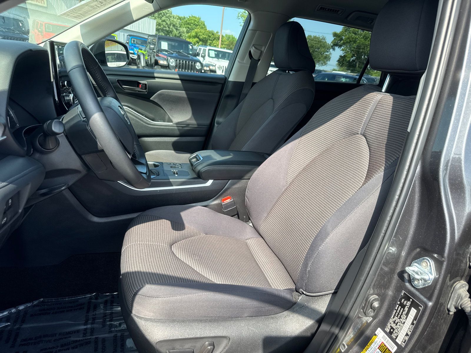 Used 2025 Toyota Highlander LE FWD image 10
