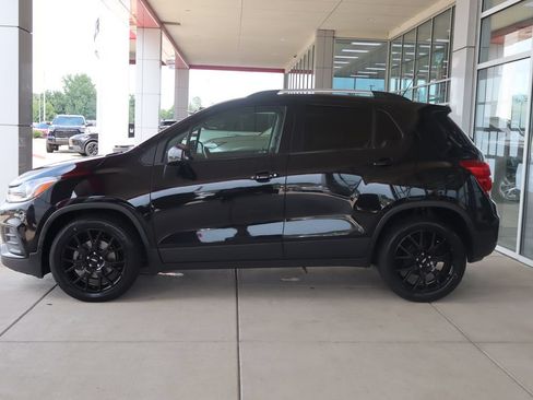 Used 2021 Chevrolet Trax LT w/ Midnight Edition FWD image 4