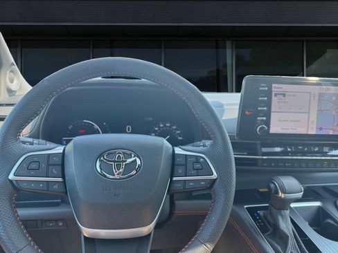 Used 2024 Toyota Sienna XSE w/ XSE Premium Package AWD/4WD image 4