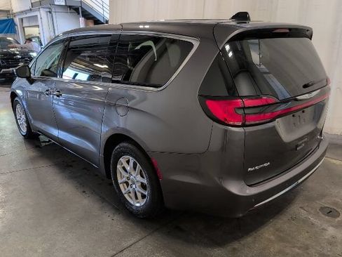 Used 2023 Chrysler Pacifica Touring-L FWD image 6