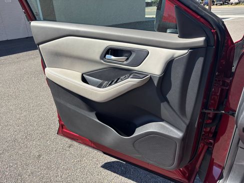 Used 2025 Nissan Rogue SV FWD image 18