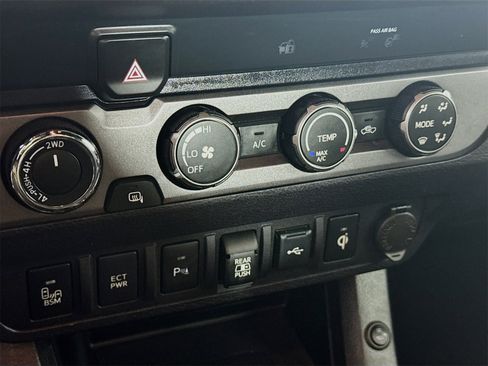 Used 2020 Toyota Tacoma TRD Off-Road image 13