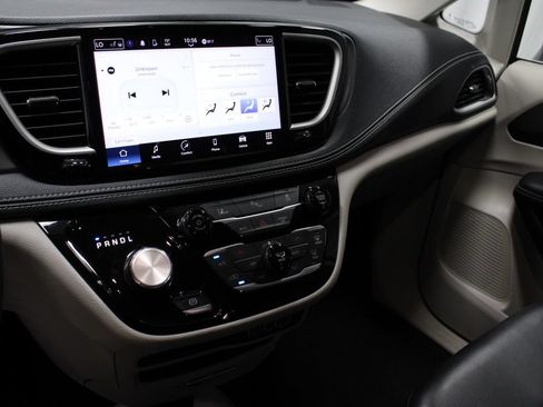 Used 2023 Chrysler Pacifica Touring-L FWD image 29