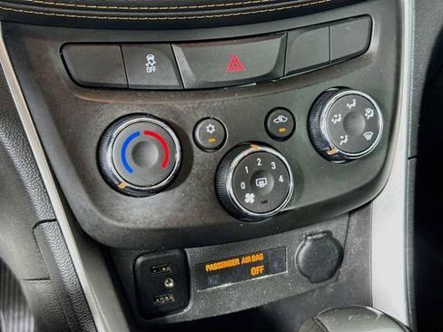 Used 2022 Chevrolet Trax LT w/ LT Convenience Package AWD/4WD image 17