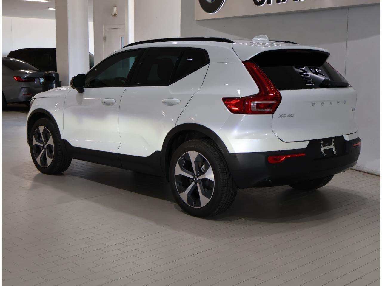 Used 2025 Volvo XC40 B5 Plus w/ Protection Package Premier AWD/4WD image 5