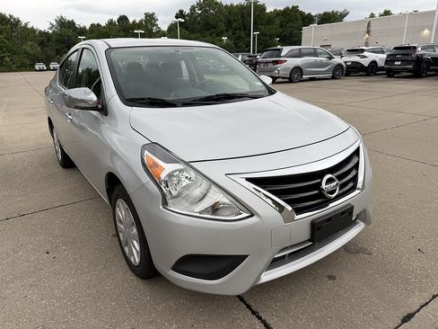 Used 2017 Nissan Versa SV FWD image 2