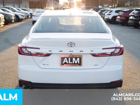 Used 2025 Toyota Camry SE image 5