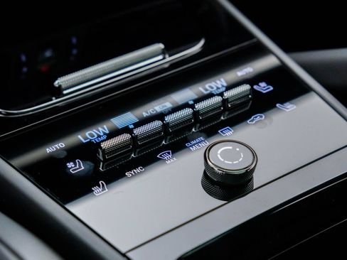 Certified 2025 Porsche Cayenne E-Hybrid Coupe AWD/4WD image 18