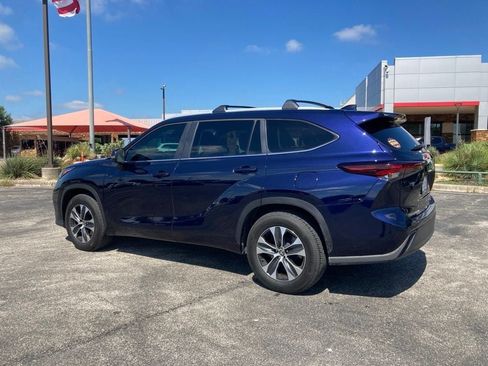 Certified 2025 Toyota Highlander XLE FWD image 6