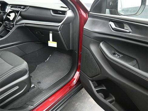 New 2025 Jeep Grand Cherokee L Laredo image 25