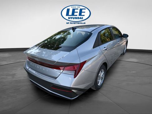 Certified 2025 Hyundai Elantra SE FWD image 7