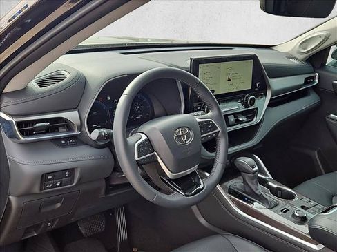 Used 2025 Toyota Highlander Limited AWD/4WD image 10
