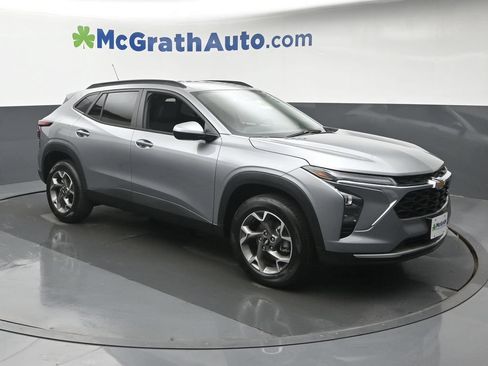New 2026 Chevrolet Trax LT w/ Driver Confidence Package FWD image 2