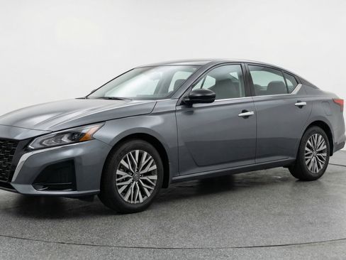 Used 2025 Nissan Altima 2.5 SV image 3