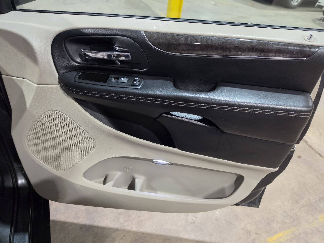 Used 2011 Chrysler Town & Country Touring FWD image 32