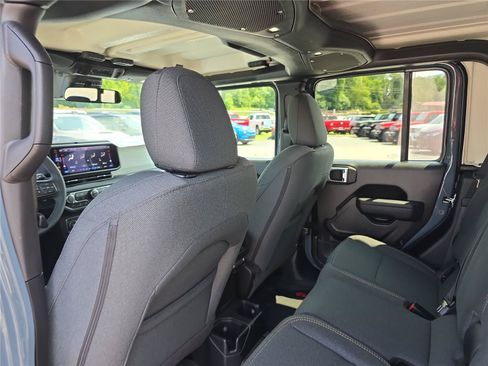 New 2026 Jeep Gladiator Sport AWD/4WD image 16