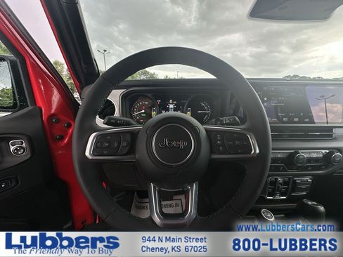Used 2025 Jeep Wrangler Unlimited Sahara AWD/4WD image 13