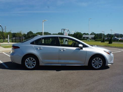 Used 2025 Toyota Corolla XLE FWD image 21