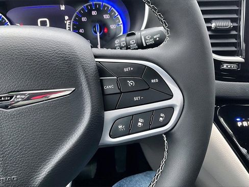 Used 2023 Chrysler Pacifica Touring-L image 19