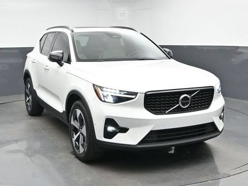 Used 2024 Volvo XC40 B5 Plus AWD/4WD image 2