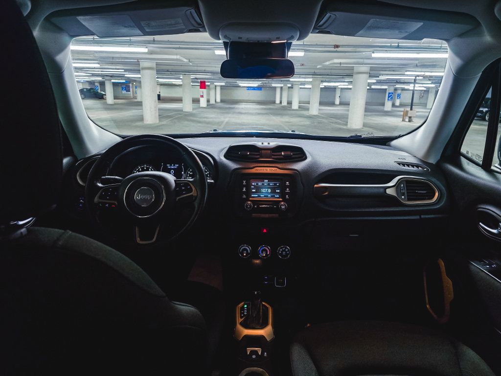 Used 2017 Jeep Renegade Latitude FWD image 3