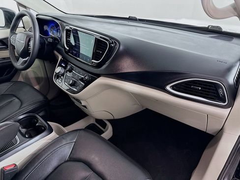 Used 2022 Chrysler Pacifica Touring-L image 29