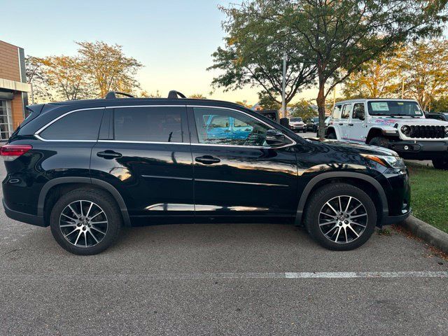 Used 2017 Toyota Highlander SE FWD image 6