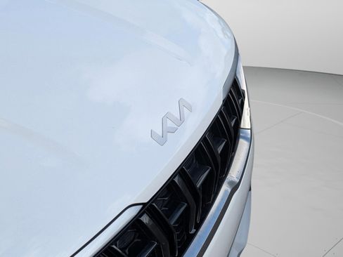 Certified 2024 Kia Carnival LX image 11