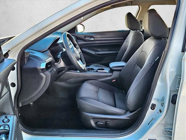 Used 2025 Nissan Altima 2.5 SV FWD image 14