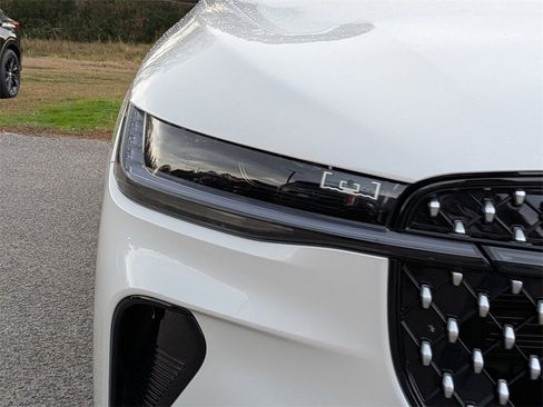 Used 2025 Lincoln Nautilus Premier image 10