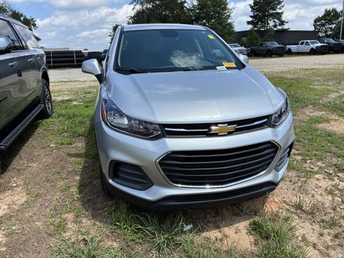 Used 2022 Chevrolet Trax LS w/ Tint and Cruise Package FWD image 2