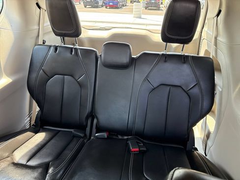 Used 2024 Chrysler Pacifica Touring-L FWD image 31