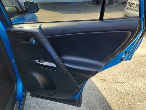 Used 2017 Toyota RAV4 SE image 33